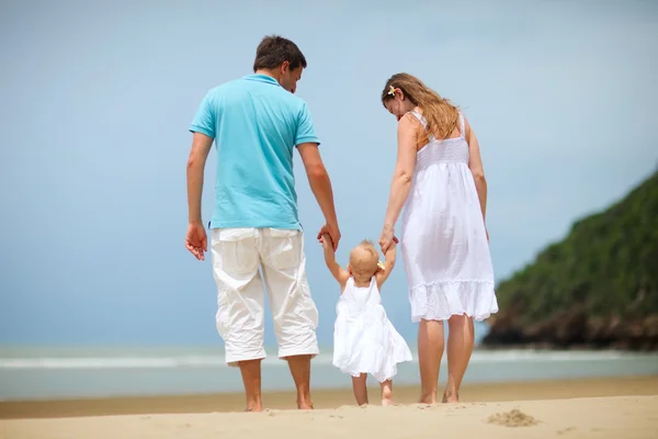 三个热带海滩上的年轻家庭 — 图库照片