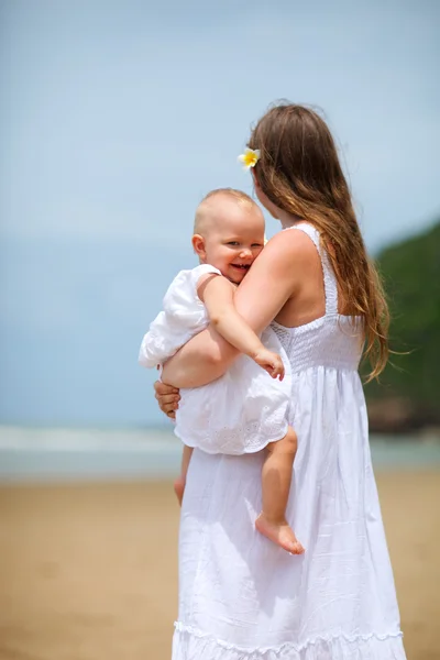 Jovem Mãe Sua Filha Bebê Praia — Fotografia de Stock