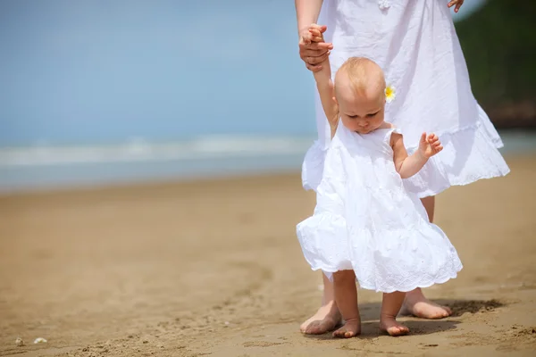 Молодая Мать Маленькой Дочкой Пляже — стоковое фото