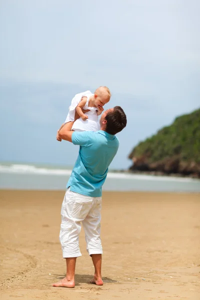Jovem Pai Com Bebê Filha Praia — Fotografia de Stock
