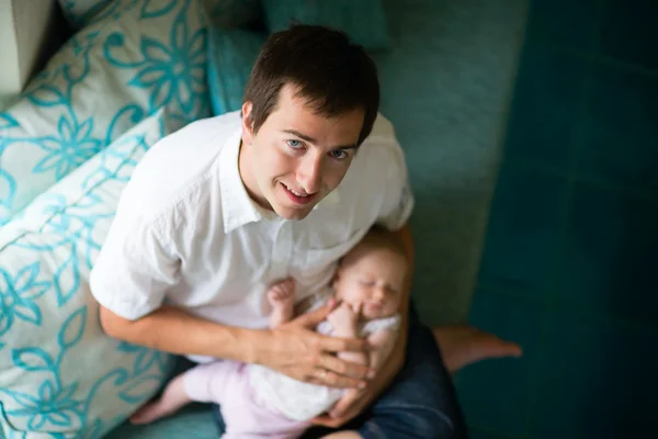 快乐年轻父亲和他的宝贝女儿在家里 — 图库照片