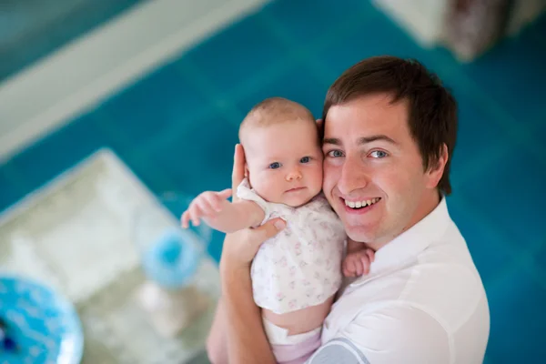 Gelukkig Jonge Vader Zijn Baby Dochter Thuis — Stockfoto