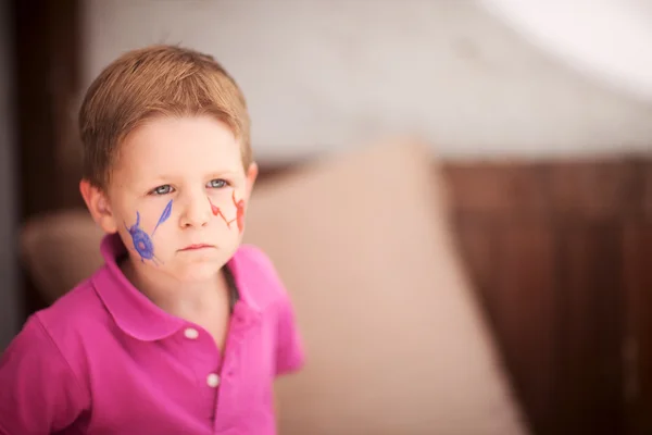 Μικρό Αγόρι Having Δικός Του Πρόσωπο Ζωγραφισμένα — Φωτογραφία Αρχείου
