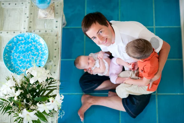 Gelukkig Jonge Vader Met Twee Kinderen Thuis — Stockfoto