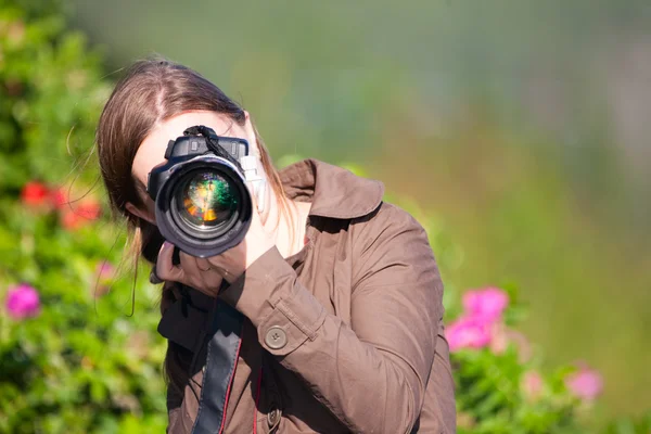 Güzel Genç Kadın Doğa Fotoğrafçısı Açık Havada — Stok fotoğraf