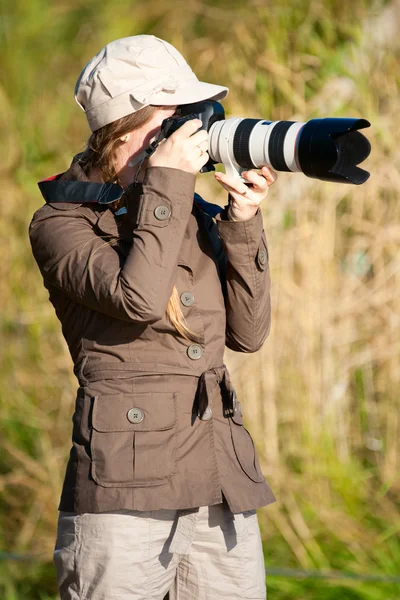 美丽的年轻女性自然摄影师户外 — 图库照片