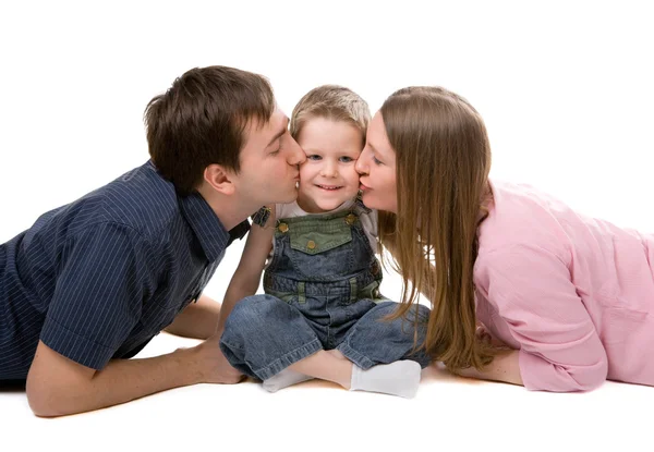 Dorywczo portret szczęśliwy młodej rodziny — Zdjęcie stockowe