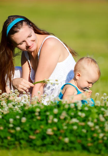 Mãe Bebê Filha Divertindo Livre Dia Ensolarado Verão — Fotografia de Stock
