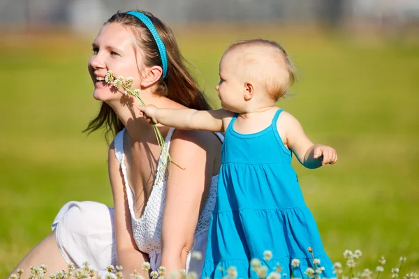 Mãe Bebê Filha Divertindo Livre Dia Ensolarado Verão — Fotografia de Stock