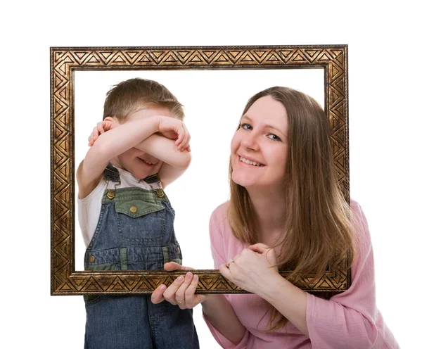 母と息子楽しんでのカジュアルな肖像画フレームで一緒に遊んで 白で隔離されます — ストック写真