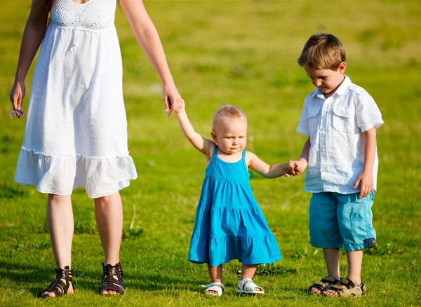 Mutter Und Zwei Kinder Vergnügen Sich Sonnigen Sommertagen Freien — Stockfoto