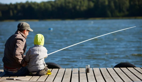 父亲和小儿子一起钓鱼湖上 — 图库照片
