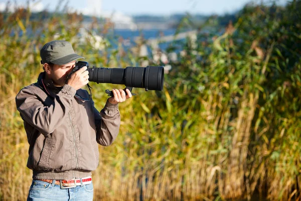 Fotógrafo Natureza Jovem Com Tirar Fotos Usando Lente Telefoto — Fotografia de Stock