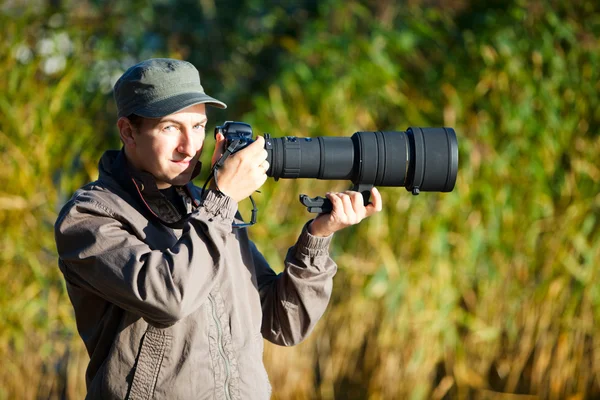 Młody Natura Fotograf Robienia Zdjęć Przy Użyciu Teleobiektywu — Zdjęcie stockowe