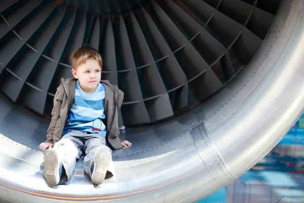 小男孩坐在飞机发动机 — 图库照片