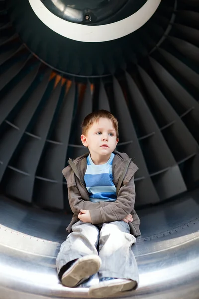 Мальчик внутри турбины — стоковое фото