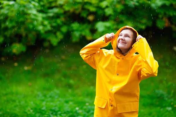 Szczęśliwa Młoda Kobieta Żółty Płaszcz Deszczu — Zdjęcie stockowe