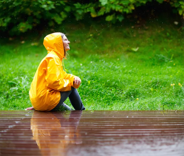 Flicka i regn — Stockfoto