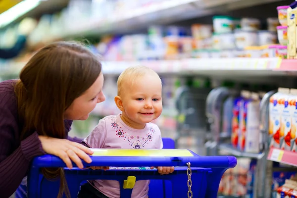 Jovem Mãe Com Bebê Filha Compras Supermercado — Fotografia de Stock