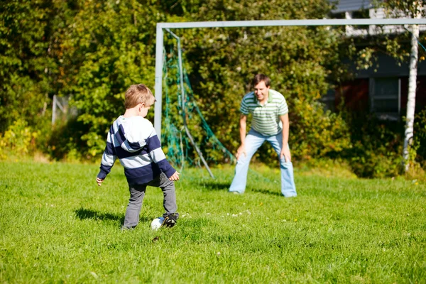 Πατέρας Και Γιος Που Παίζουν Ποδόσφαιρο Εξωτερικούς Χώρους Ηλιόλουστη Ημέρα — Φωτογραφία Αρχείου