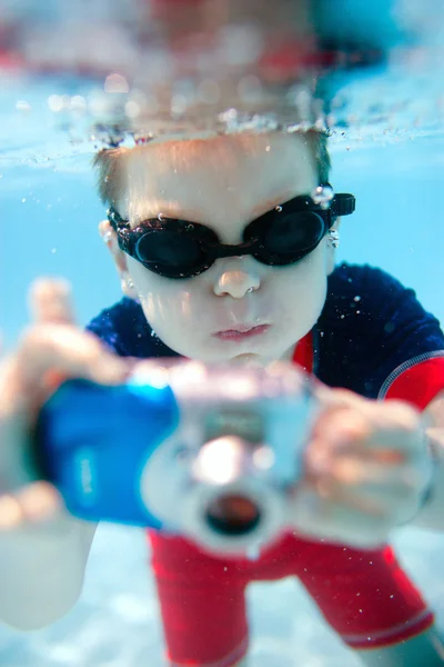 Netter Kleiner Junge Schwimmt Unter Wasser Und Fotografiert — Stockfoto