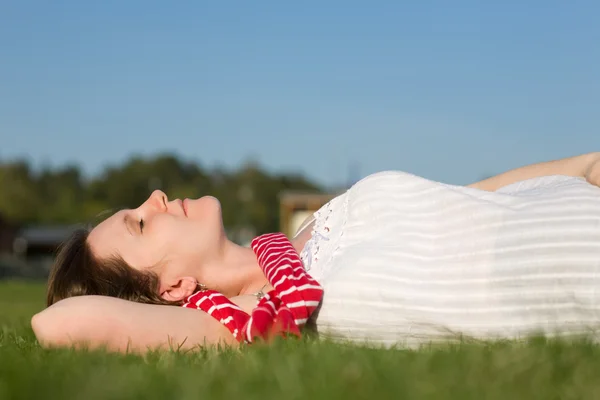 Piękna Młoda Kobieta Relaks Świeżym Powietrzu Słoneczny Letni Dzień — Zdjęcie stockowe