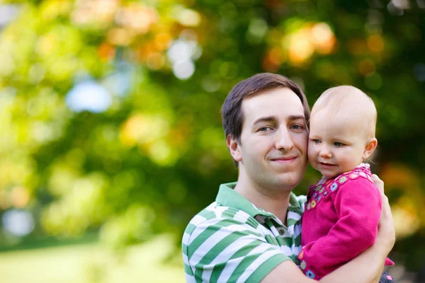 Padre Joven Con Hija Bebé Disfrutando Hermoso Día Otoño —  Fotos de Stock