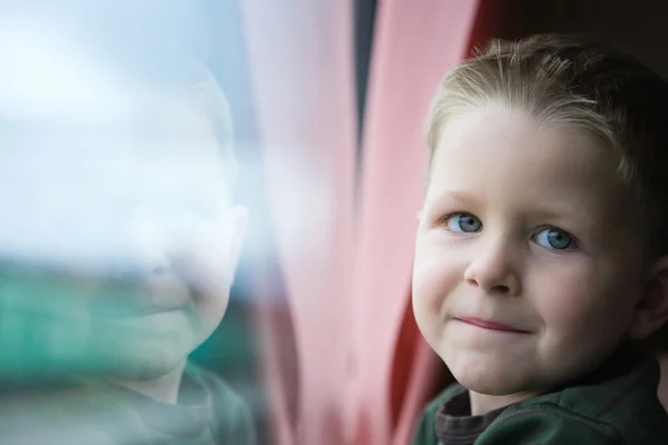 かわいい 歳の少年電車で旅行 — ストック写真