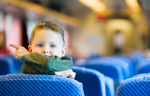 Χαριτωμένο Ετών Αγόρι Ταξιδεύουν Τρένο — Φωτογραφία Αρχείου