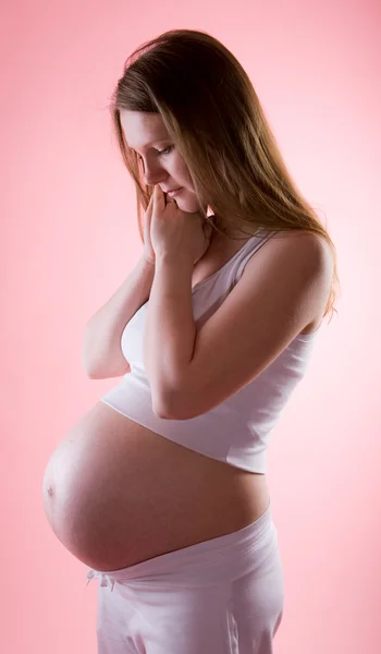 ピンクの背景の上の美しい 週妊娠中の女性 — ストック写真