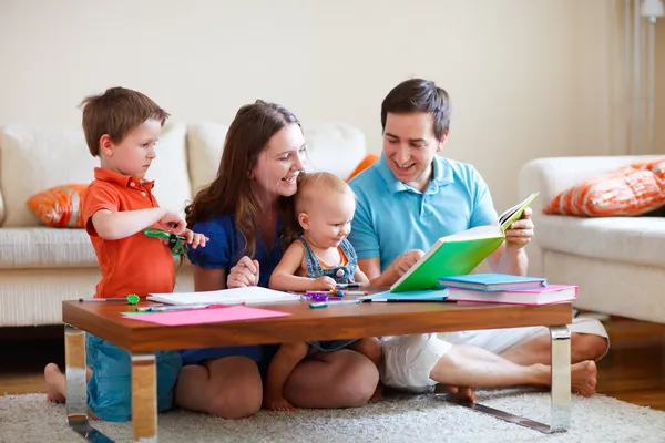 Familjen ritning och läsning — Stockfoto