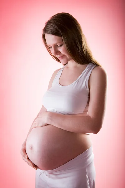 Gyönyörű Hetes Terhes Több Mint Rózsaszín Háttér — Stock Fotó