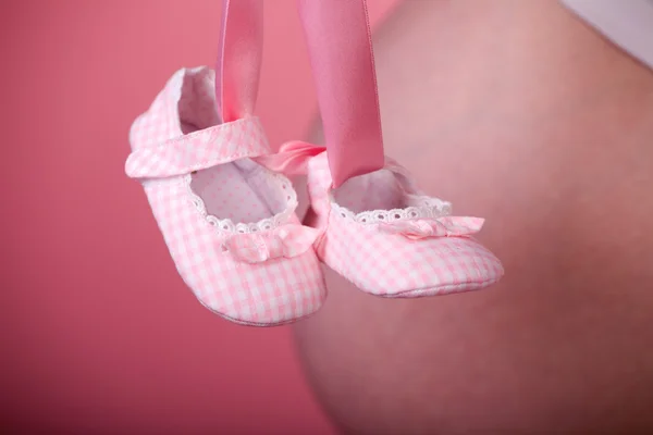 Досить Маленьке Рожеве Взуття Вагітна Живіт Фоні — стокове фото