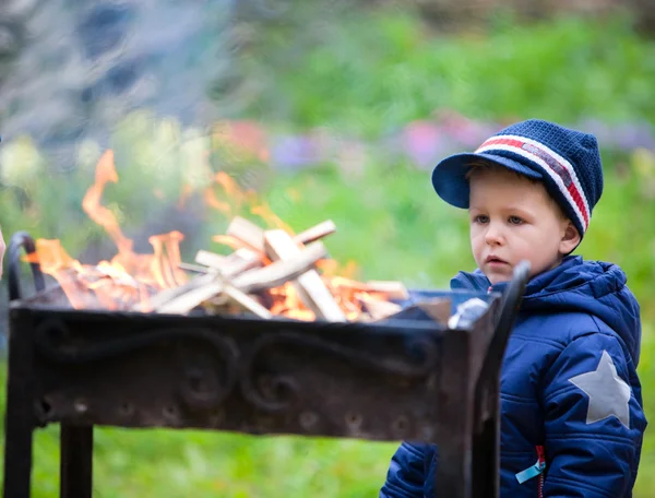 Chlapec při pohledu na oheň — Stock fotografie