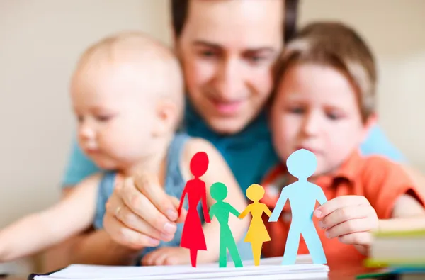 Rakamlar Çok Renkli Kağıt Ailesinin Elinde Iki Çocuklarıyla Genç Baba — Stok fotoğraf