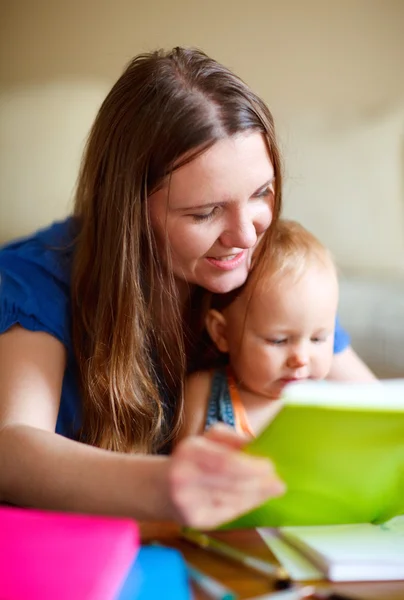 若い母親と一緒に読んで彼女の赤ん坊の娘 幼稚園 保育園のコンテキストでまた使用することができます — ストック写真
