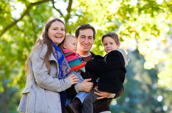 Ung Familj Med Två Barn Njuta Vacker Höstdag — Stockfoto