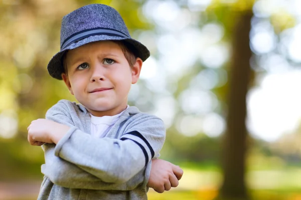 Κομψό Νεαρό Αγόρι Γκρι Καπέλο Εξωτερικούς Χώρους Μέρα Του Φθινοπώρου — Φωτογραφία Αρχείου