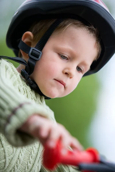 Jähriger Junge Trägt Schutzhelm Beim Fahrradfahren — Stockfoto