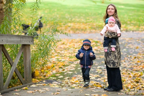 Молодая Мать Двумя Детьми Наслаждается Прекрасным Осенним Днем — стоковое фото