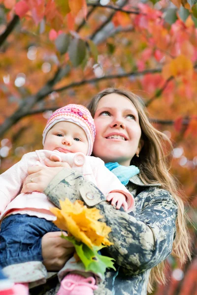 Jonge Moeder Met Dochter Genietend Van Mooie Herfstdag Focus Baby — Stockfoto