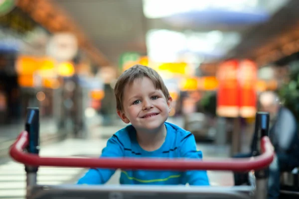 Щасливий Милий Хлопчик Аеропорту Їде Багажному Візку — стокове фото