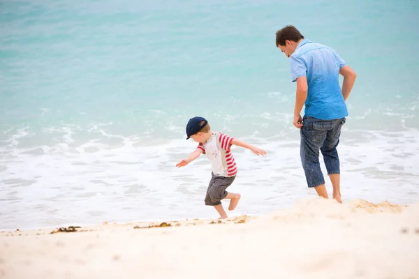 Счастливые Отец Сын Пляже — стоковое фото