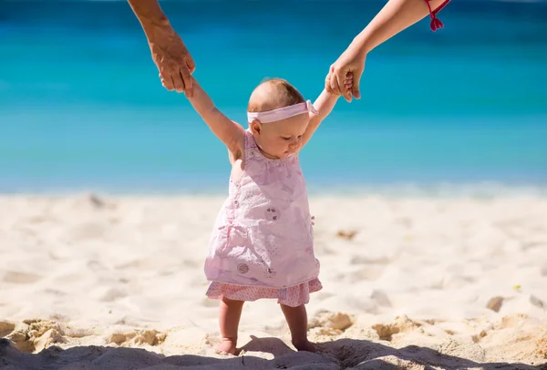 个月宝宝在热带的白色沙滩上的女孩 — 图库照片