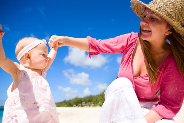 Família Jovem Com Bebê Praia Tropical Areia Branca — Fotografia de Stock