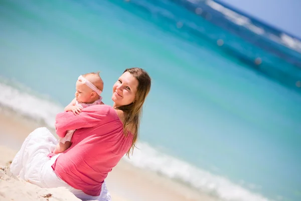 Jovem Mãe Bebê Menina Areia Branca Praia Tropical — Fotografia de Stock
