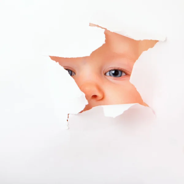 Söt Baby Flicka Som Genom Papper Hål — Stockfoto