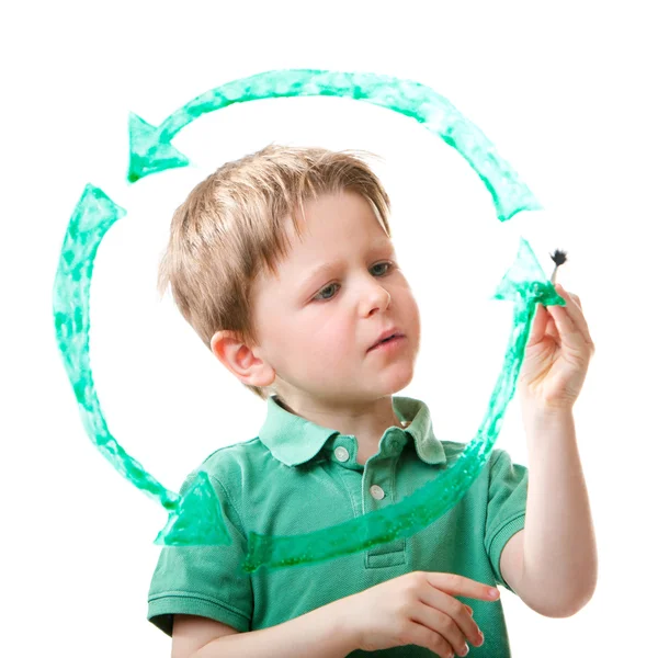 Kleine Jongen Recycling Symbool Puttend Uit Glas Geïsoleerd Wit — Stockfoto