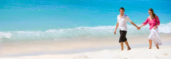 Πανόραμα Της Ρομαντικό Ζευγάρι Στην Παραλία Λευκή Άμμο — Φωτογραφία Αρχείου