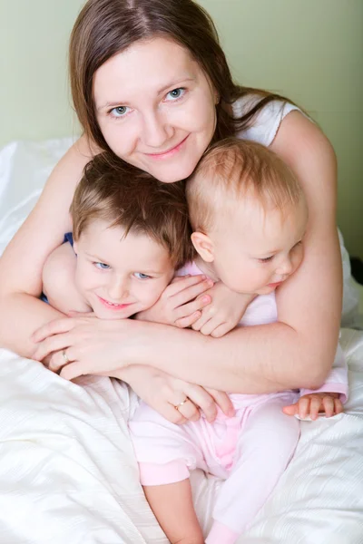 Mutlu Genç Anne Ile Oğlu Kızı Yatak Odasında — Stok fotoğraf